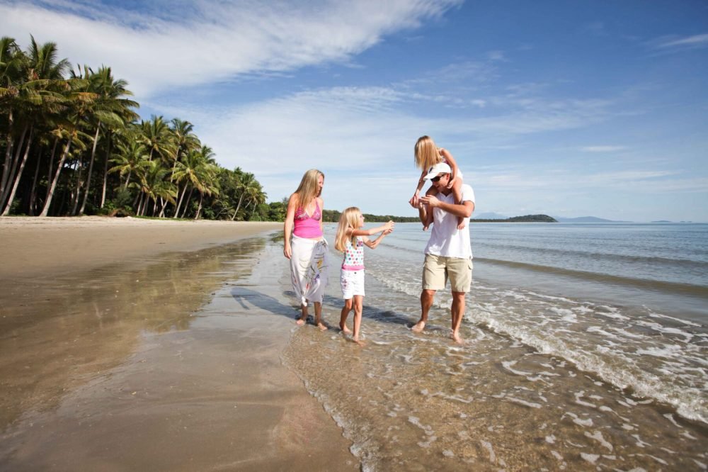 BEACH_WALKING_FAMILY